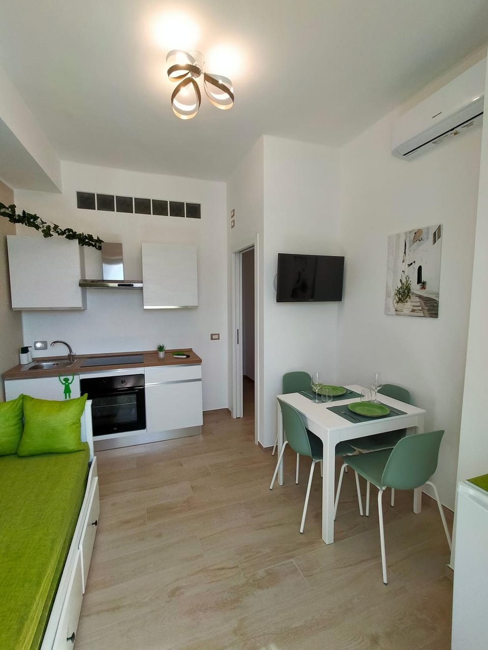Bed, TV and multimedia, Kitchen or kitchenette, Living room, Dining area, minibar, oven, air conditioner