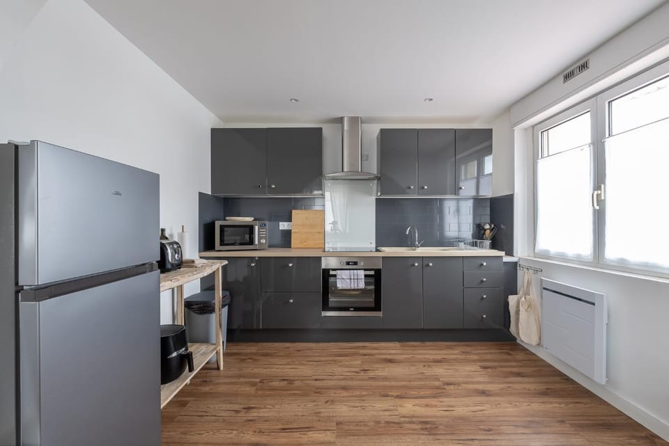 Kitchen or kitchenette, minibar, oven, stove, toaster