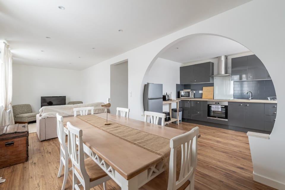 Coffee/tea facilities, Kitchen or kitchenette, Living room, Seating area, Dining area, oven, stove, toaster