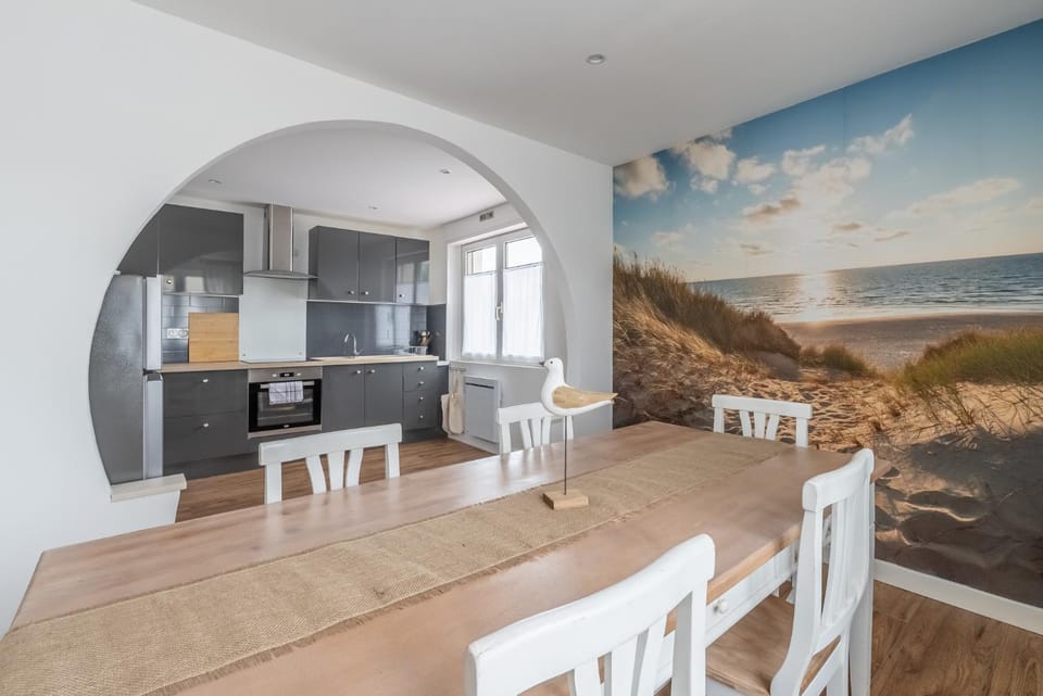 Coffee/tea facilities, Kitchen or kitchenette, Seating area, Dining area, oven, stove, toaster