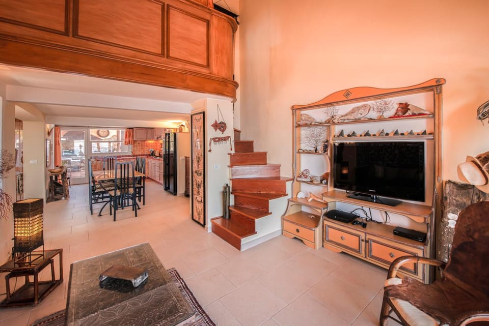 Communal lounge/ TV room, Living room, Seating area, Dining area