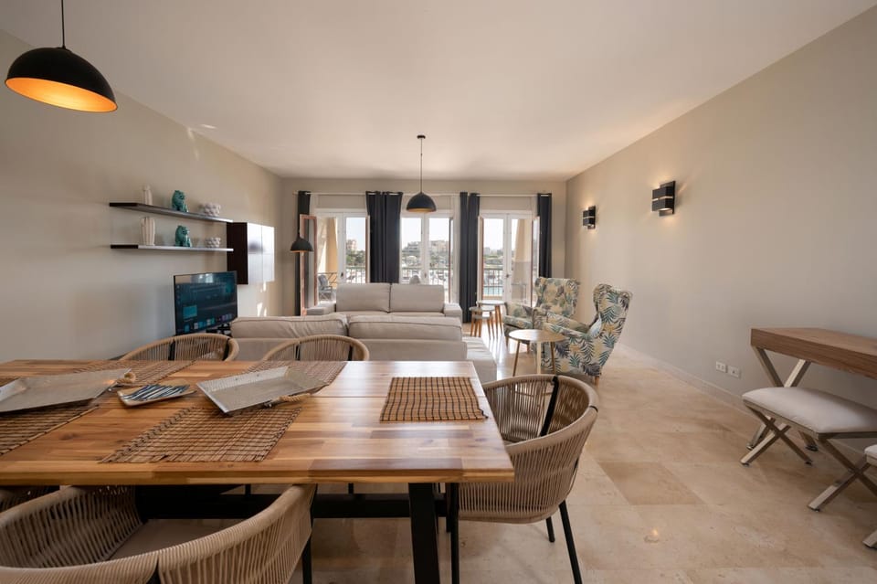 TV and multimedia, Seating area, Dining area