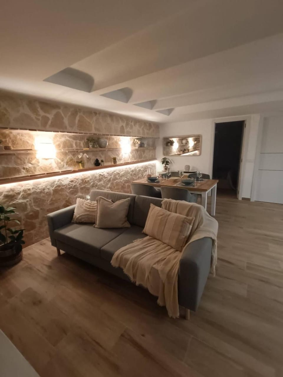 Living room, Photo of the whole room, Seating area, Dining area, internet