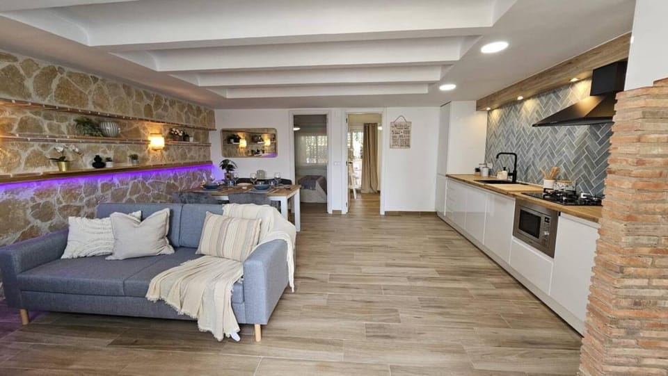 Coffee/tea facilities, Kitchen or kitchenette, Living room, Seating area, Dining area, dishwasher, microwave, oven, stove, washing machine