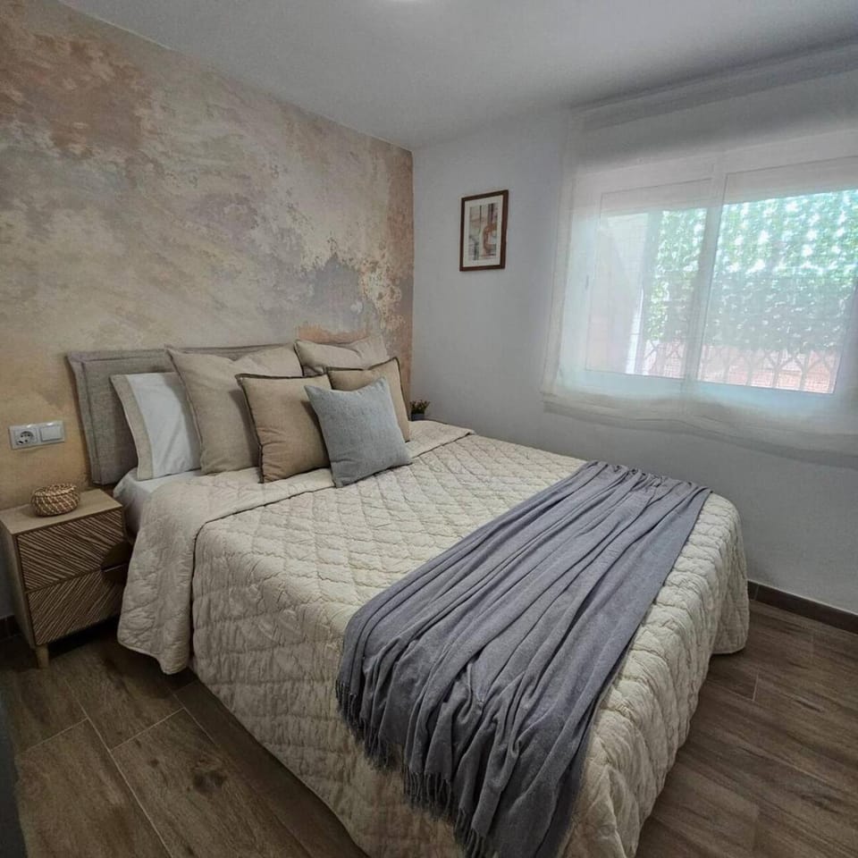 Bed, Photo of the whole room, Decorative detail, Bedroom, towels, wardrobe