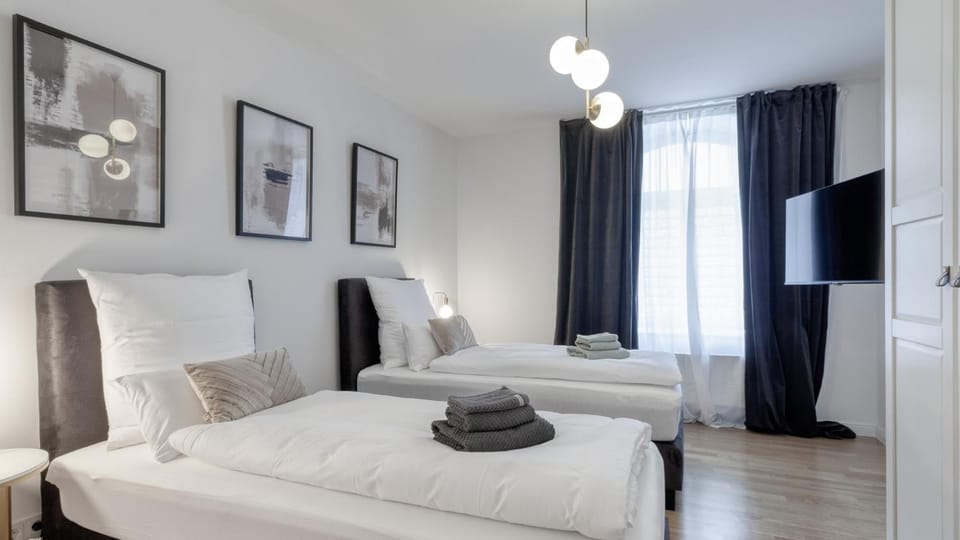 Bed, TV and multimedia, Photo of the whole room, Bedroom, towels