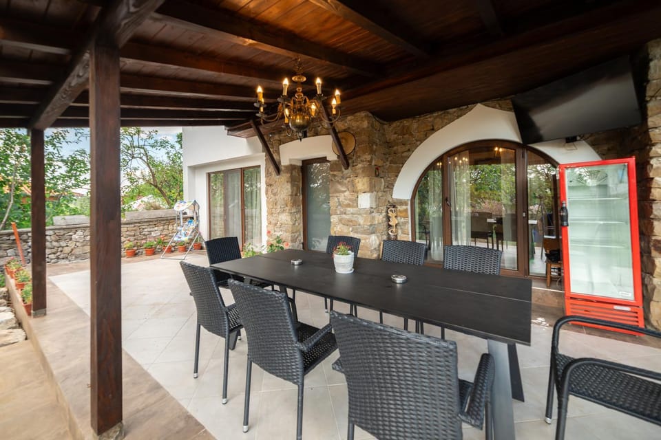 Patio, Restaurant/places to eat, Day, Living room, Seating area