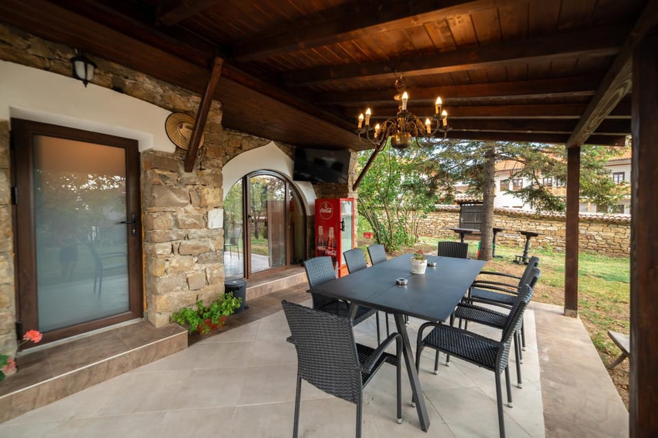 Property building, Patio, Day, Garden, View (from property/room), Balcony/Terrace, Living room, Seating area, Dining area, Garden view