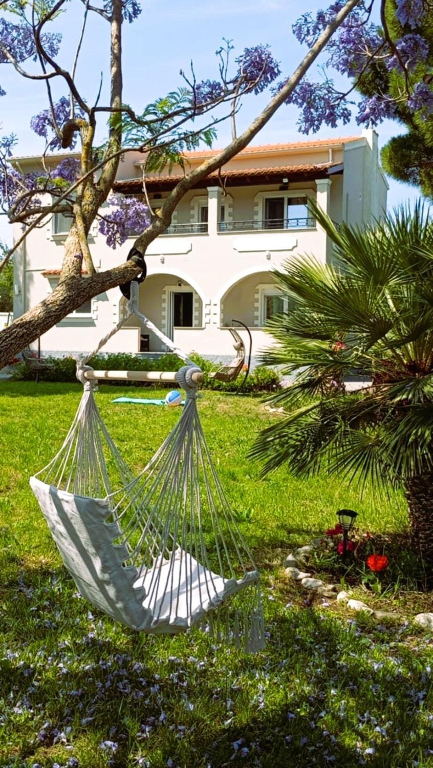Property building, Patio, Natural landscape, Garden, Garden view, sunbed