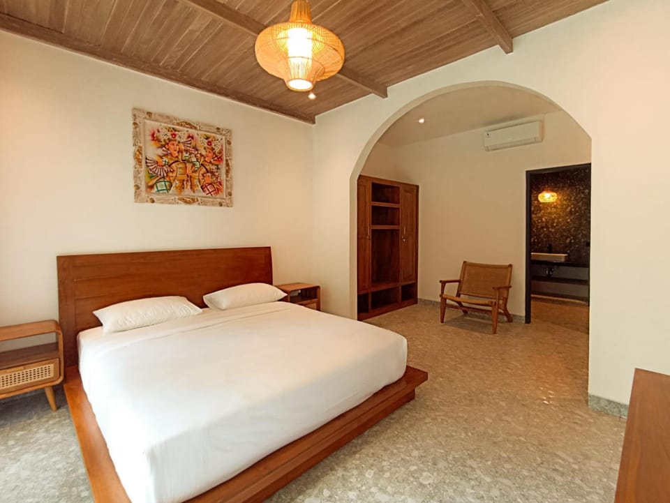 Photo of the whole room, Bedroom