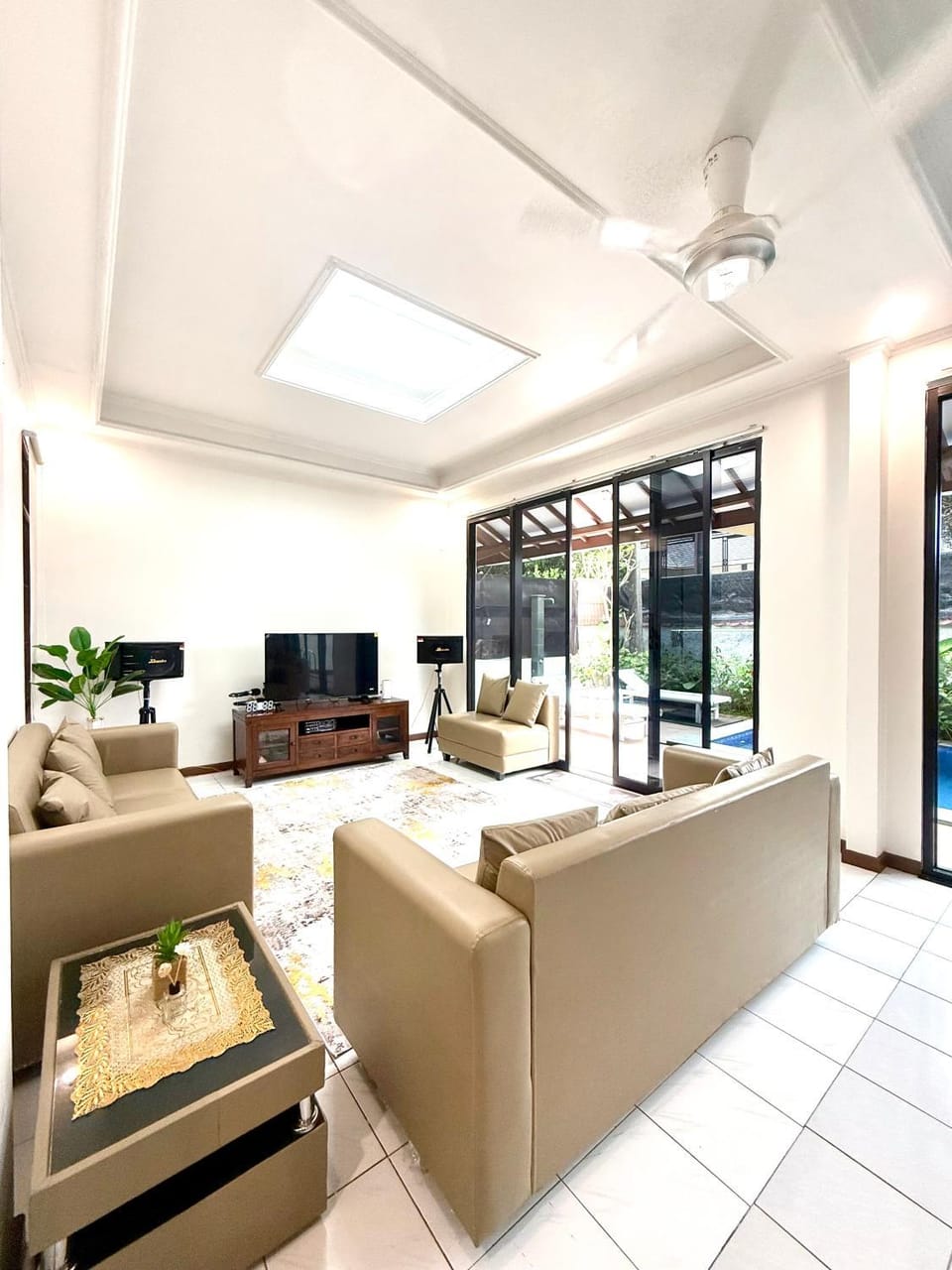 Communal lounge/ TV room, Karaoke, Living room