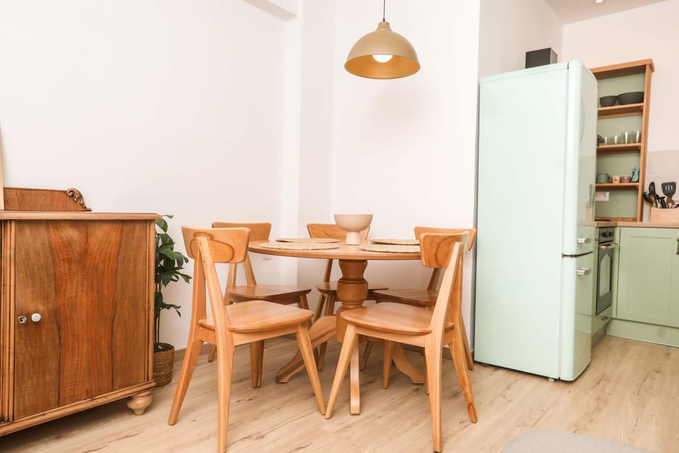 Kitchen or kitchenette, Living room, Seating area, Dining area