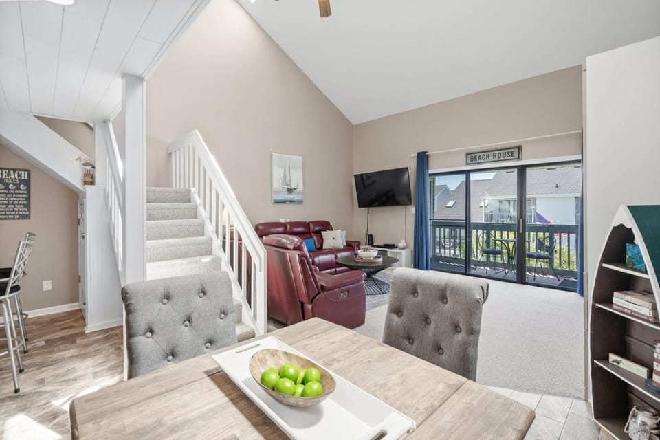 TV and multimedia, Living room, Seating area, Dining area