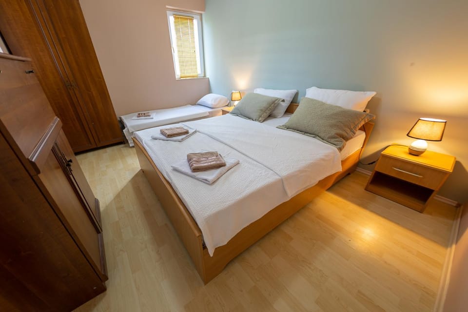 Bed, Bedroom, towels