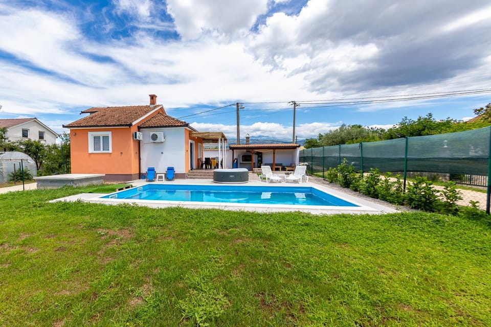Property building, Garden, Swimming pool