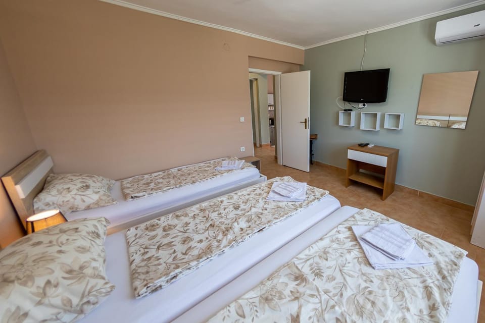 Bed, TV and multimedia, Bedroom, towels, air conditioner