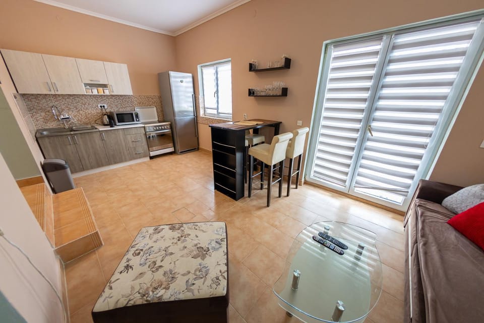 Kitchen or kitchenette, Seating area, oven, stove