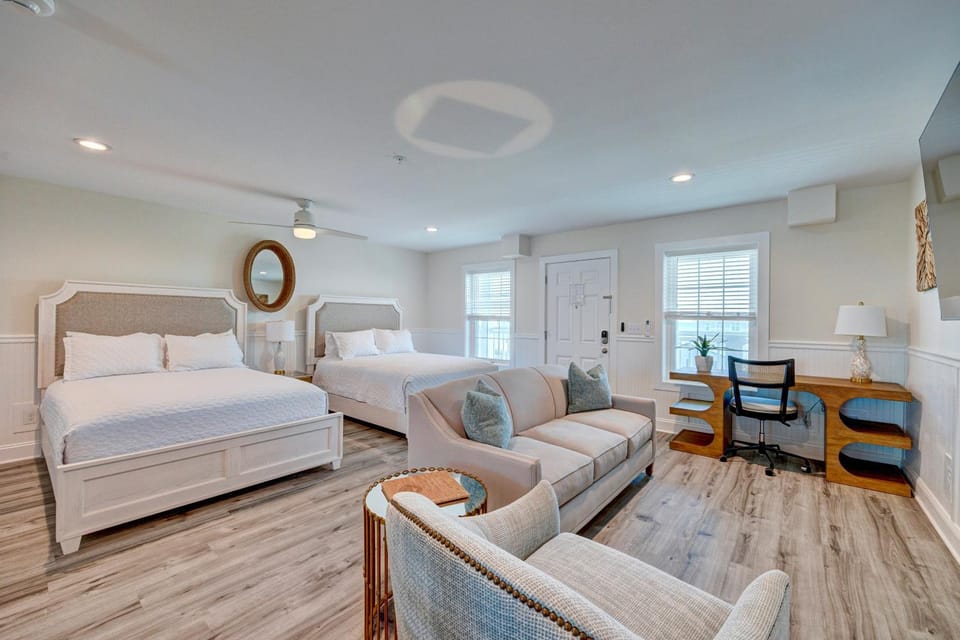 1005 Queen Pet Friendly Suite, 1st Floor Surfside Apartment in Wilmington