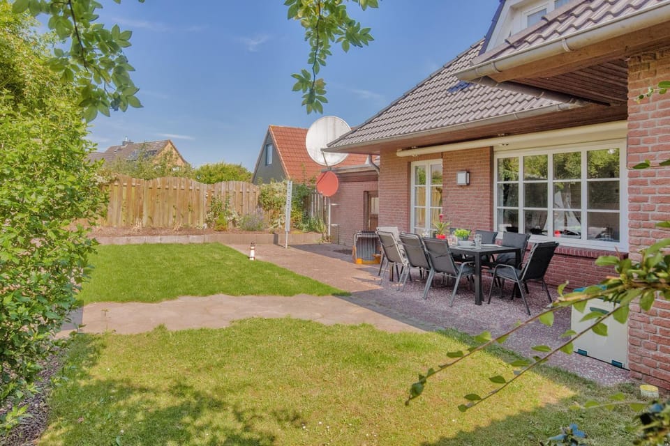 Property building, Day, Garden, Dining area, Garden view