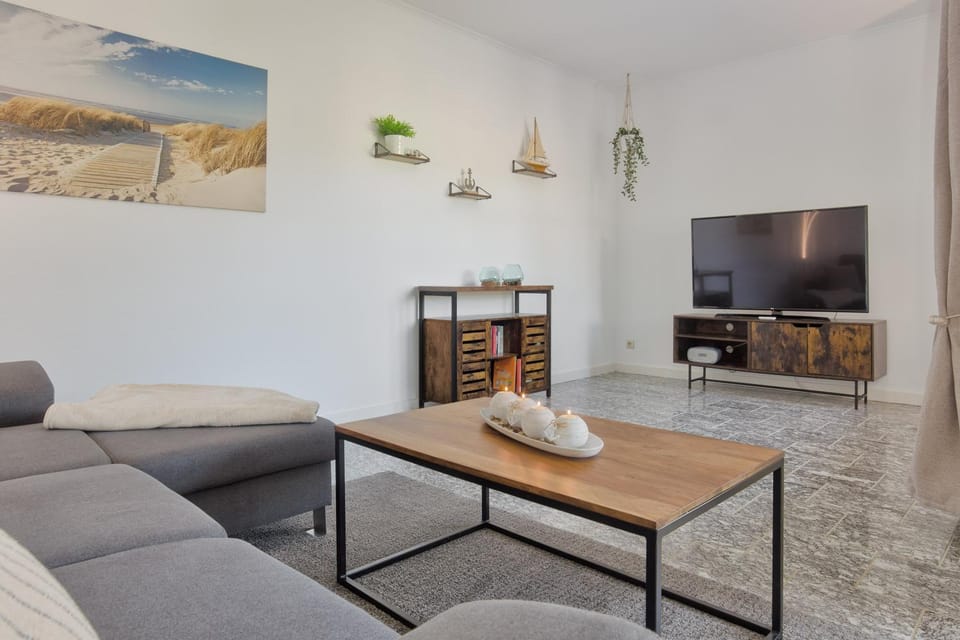 TV and multimedia, Living room, Seating area, Evening entertainment