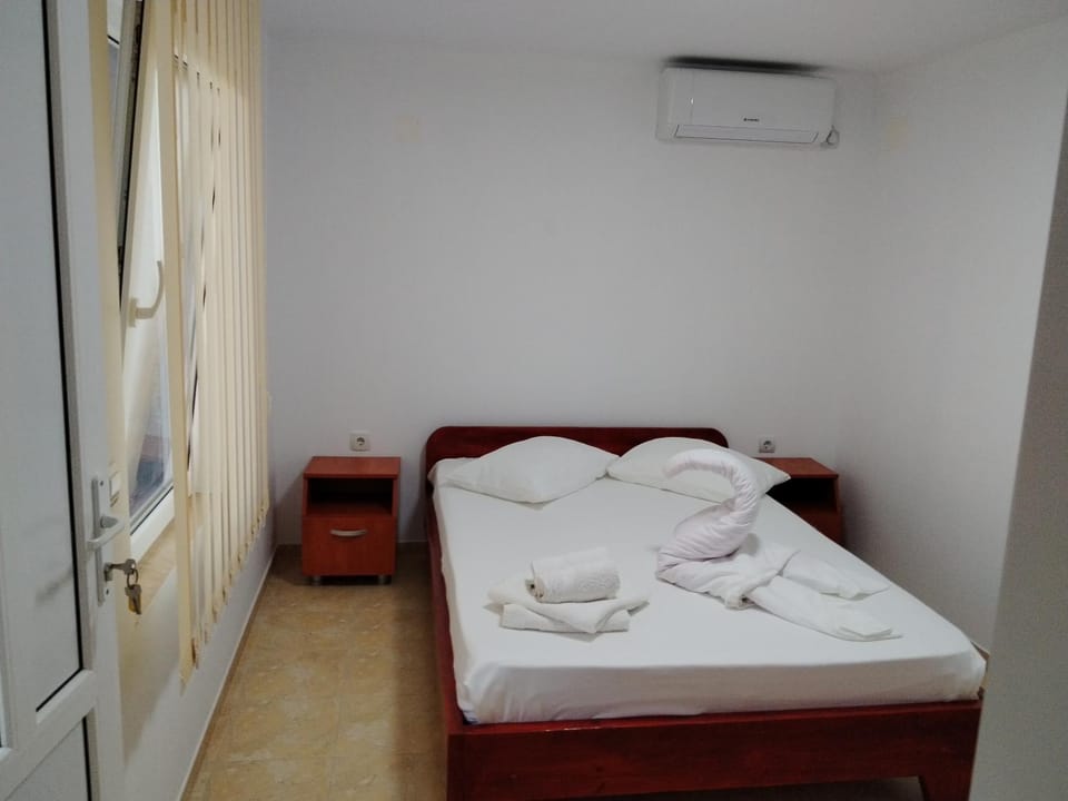 Photo of the whole room, towels