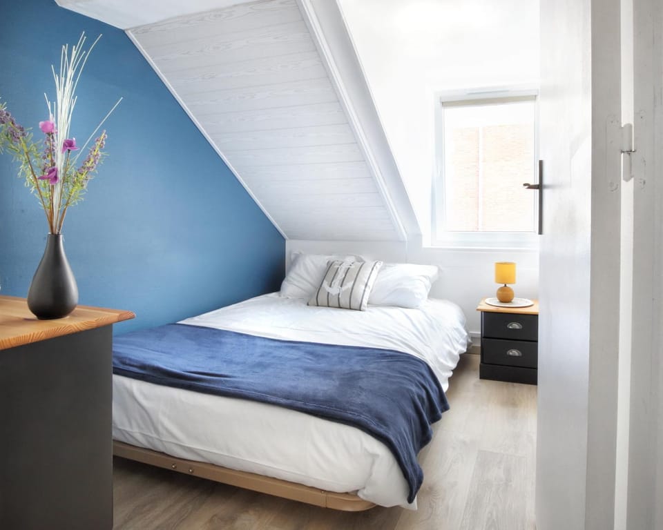 Bed, Photo of the whole room, Bedroom