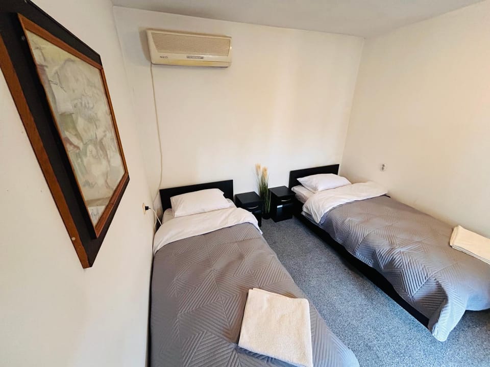 Bed, towels, air conditioner