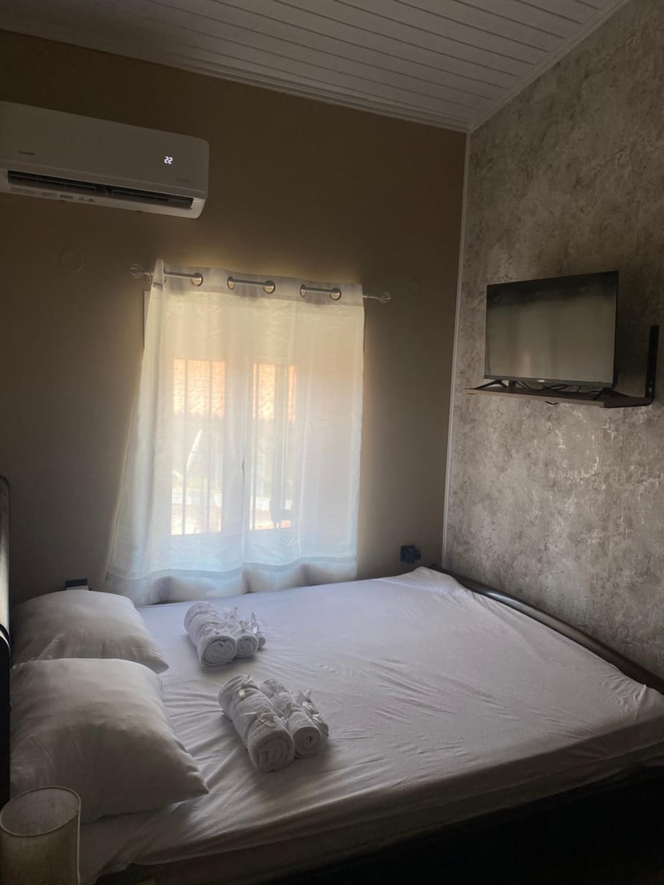 Bed, TV and multimedia, Bedroom, towels, air conditioner