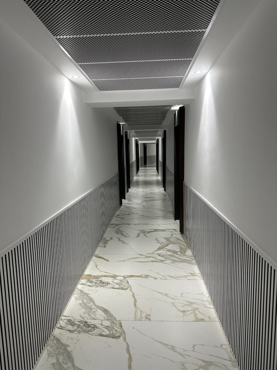 Georgia White Titanic Apartment in Constanța County
