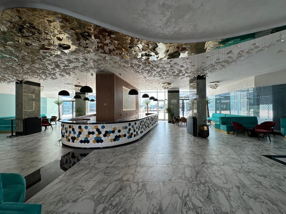Georgia White Titanic Apartment in Constanța County