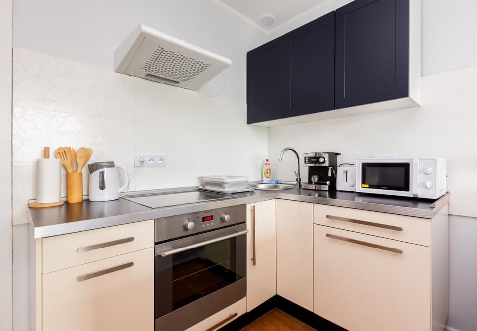 Coffee/tea facilities, Kitchen or kitchenette, oven, stove