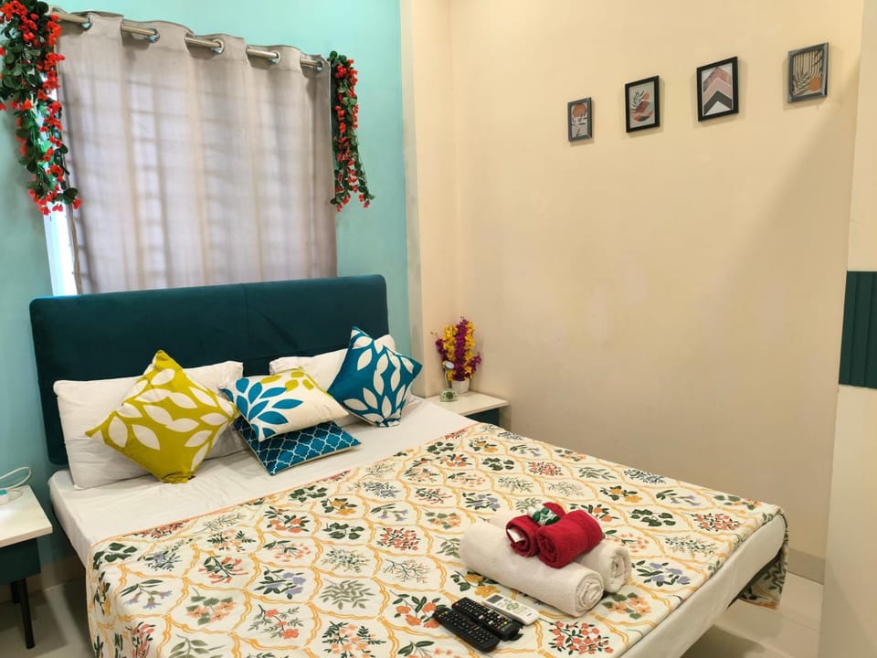 Bed, Photo of the whole room, Bedroom, towels