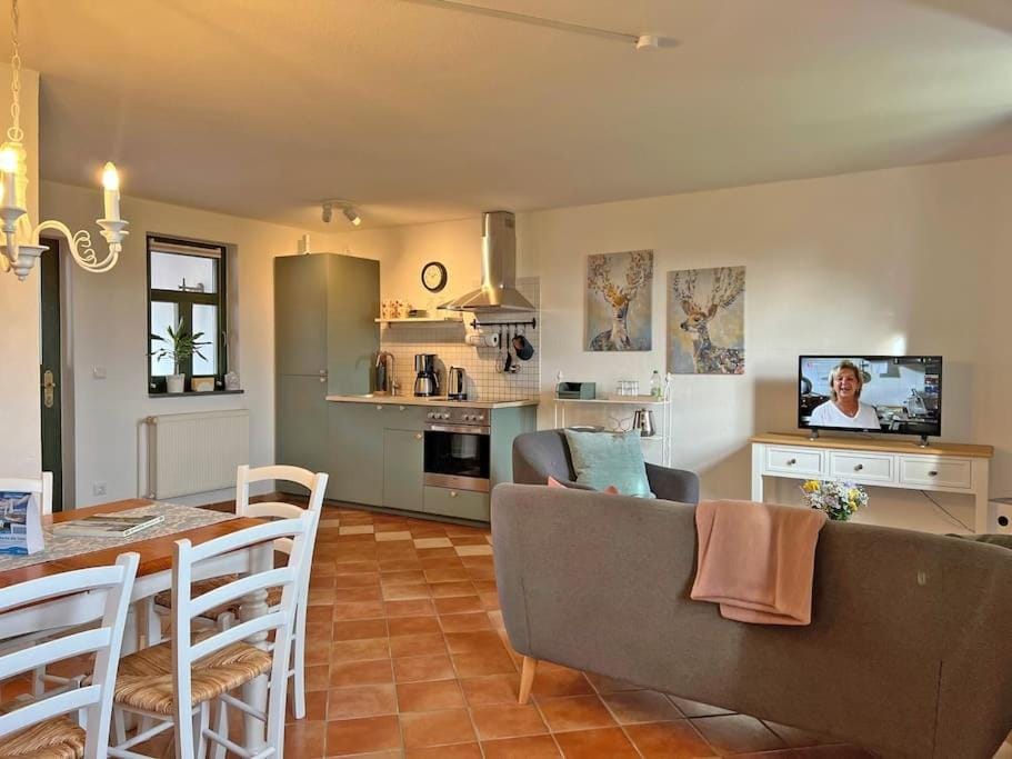 TV and multimedia, Kitchen or kitchenette, Living room, Seating area