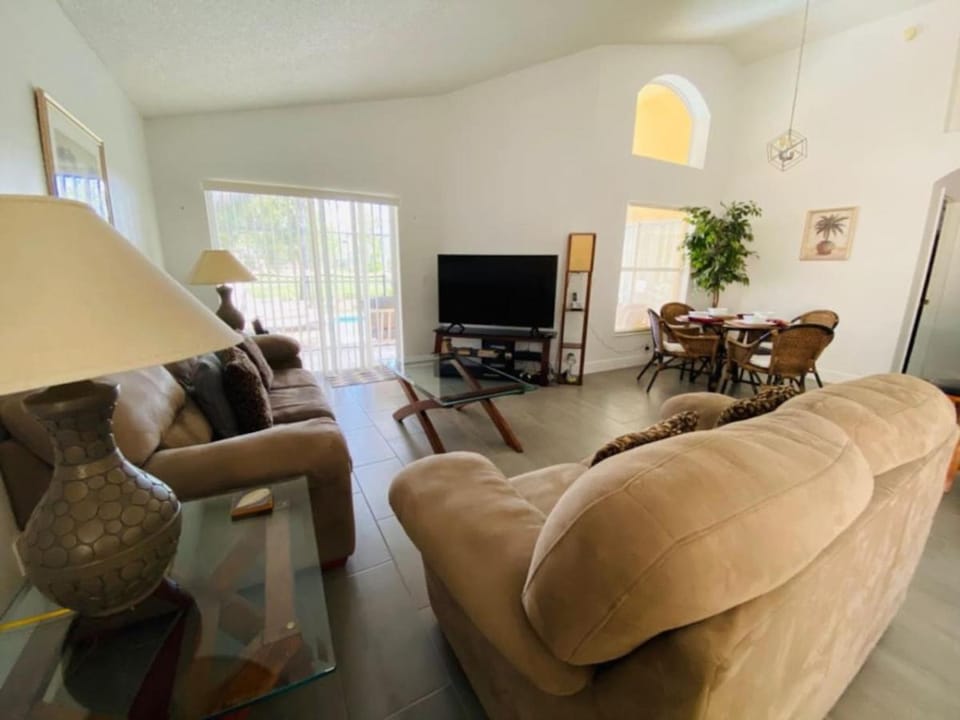Southern Dunes Poolside Escape House in Haines City