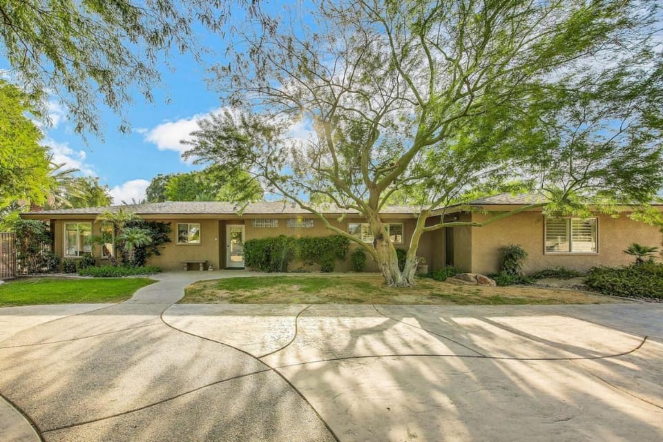 Barefoot Bungalow House in Bermuda Dunes