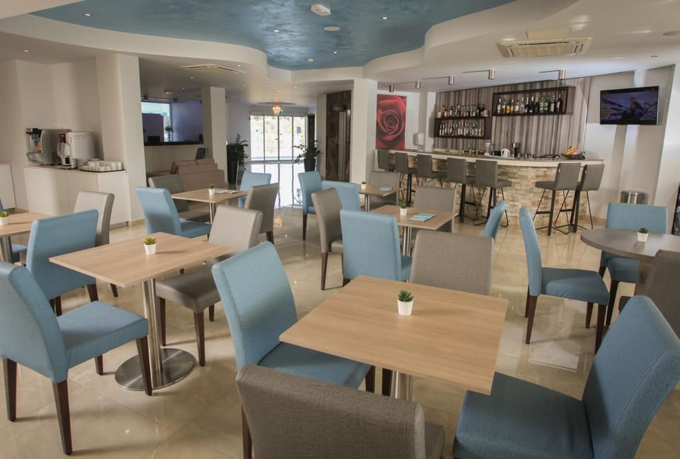 Restaurant/places to eat, Lounge or bar