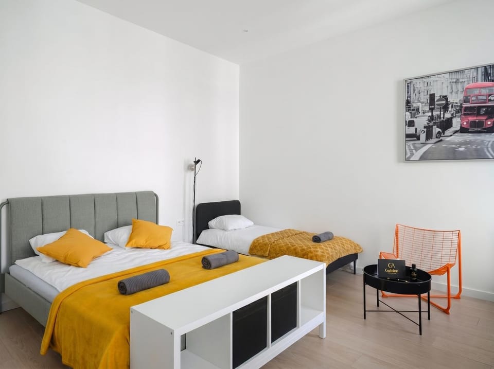 Bed, Living room, Photo of the whole room, Seating area, Bedroom