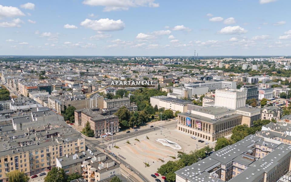 Property building, Nearby landmark, Day, Neighbourhood, Bird's eye view, City view, Street view, Location, Parking