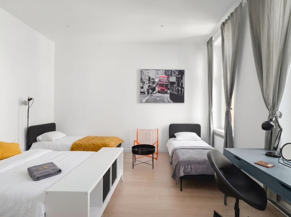 Bed, TV and multimedia, Photo of the whole room, Bedroom, hair dresser