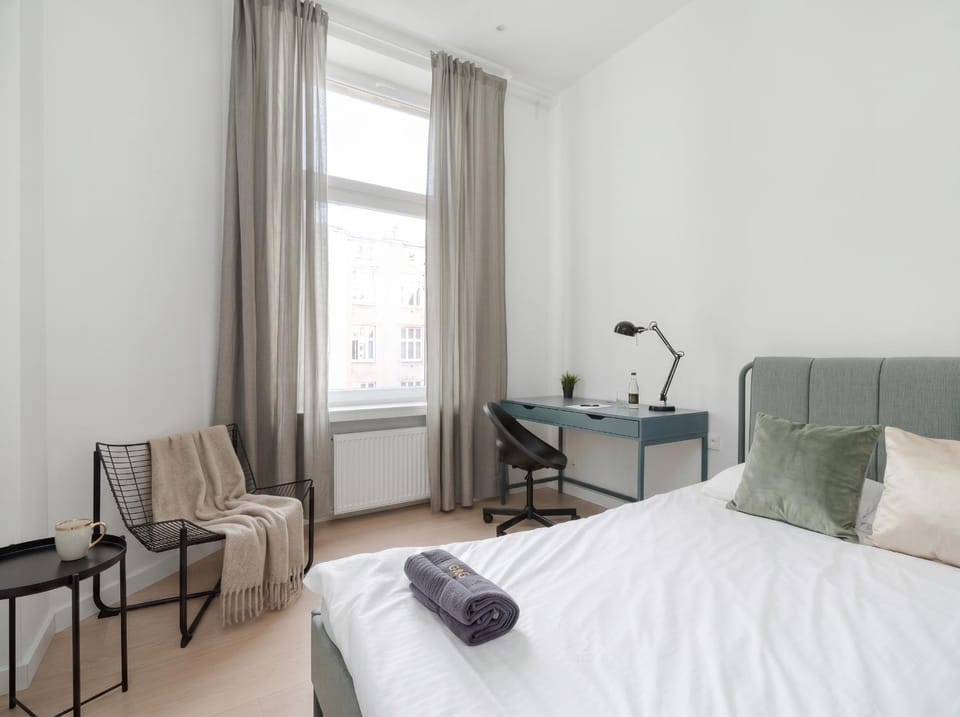 Bed, Living room, Photo of the whole room, Seating area, Bedroom, towels