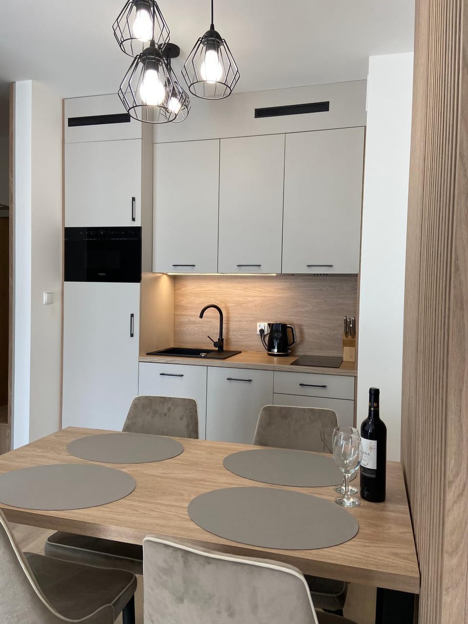 Coffee/tea facilities, Kitchen or kitchenette, Dining area, dishwasher, stove