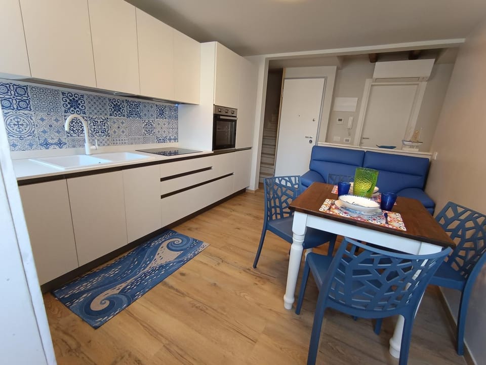 Kitchen or kitchenette, Living room, Seating area, Dining area, oven, stove