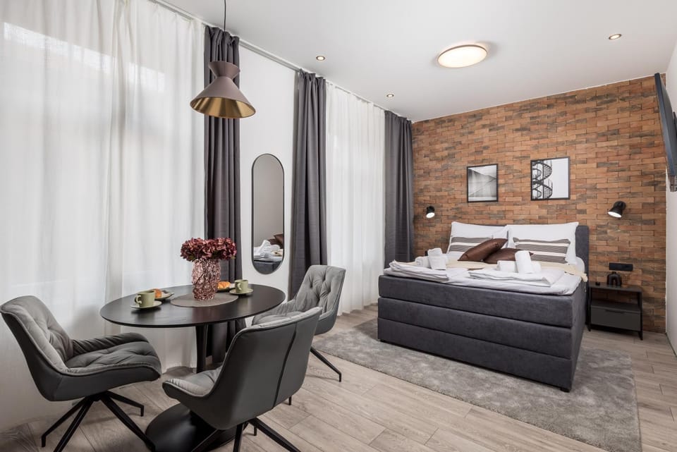 Bed, Photo of the whole room, Seating area