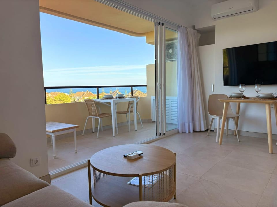 Communal lounge/ TV room, TV and multimedia, View (from property/room), Balcony/Terrace, Living room, Sea view, air conditioner