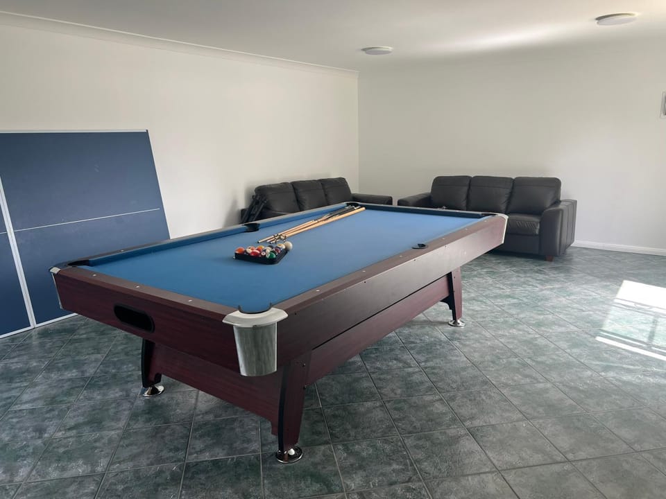 Billiard, Game Room