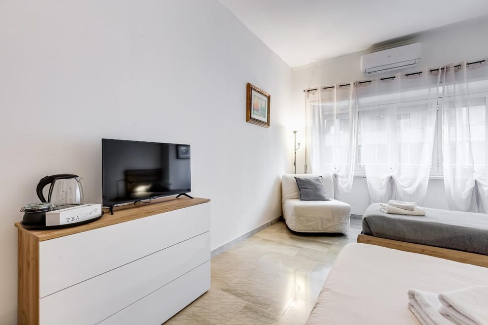 TV and multimedia, Coffee/tea facilities, Living room, Photo of the whole room, Bedroom