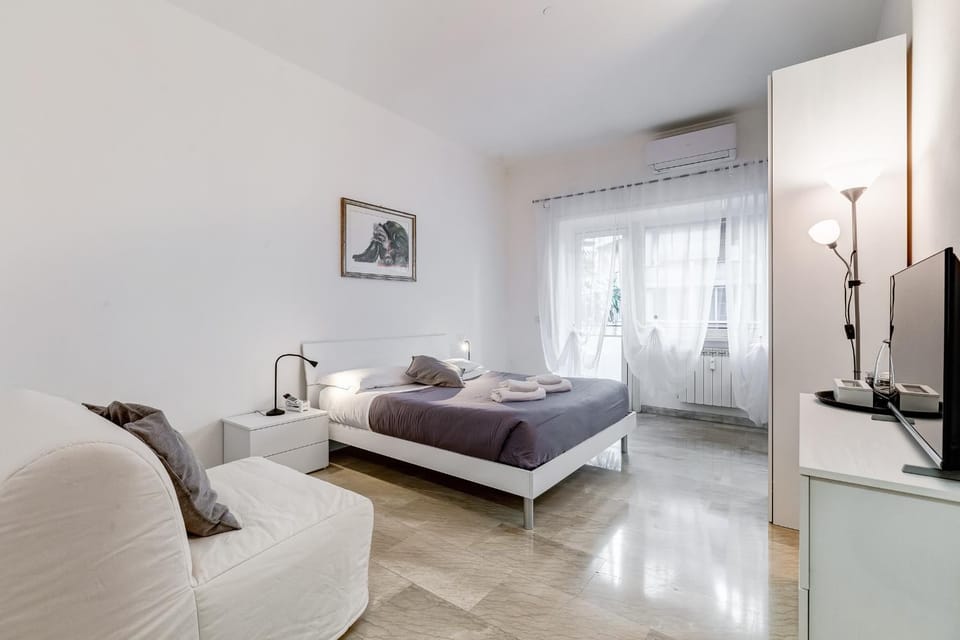 Photo of the whole room, Bedroom