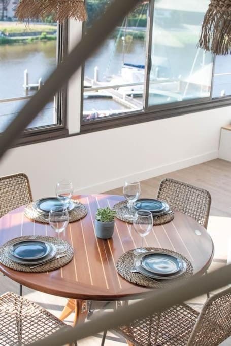 Dining area, Lake view, Sea view