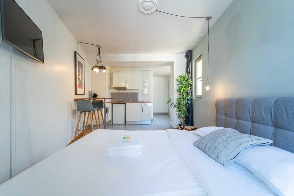 Bed, Dining area, Bedroom