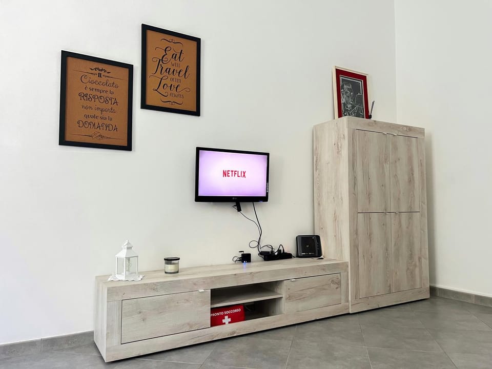 TV and multimedia, Living room, internet, wardrobe